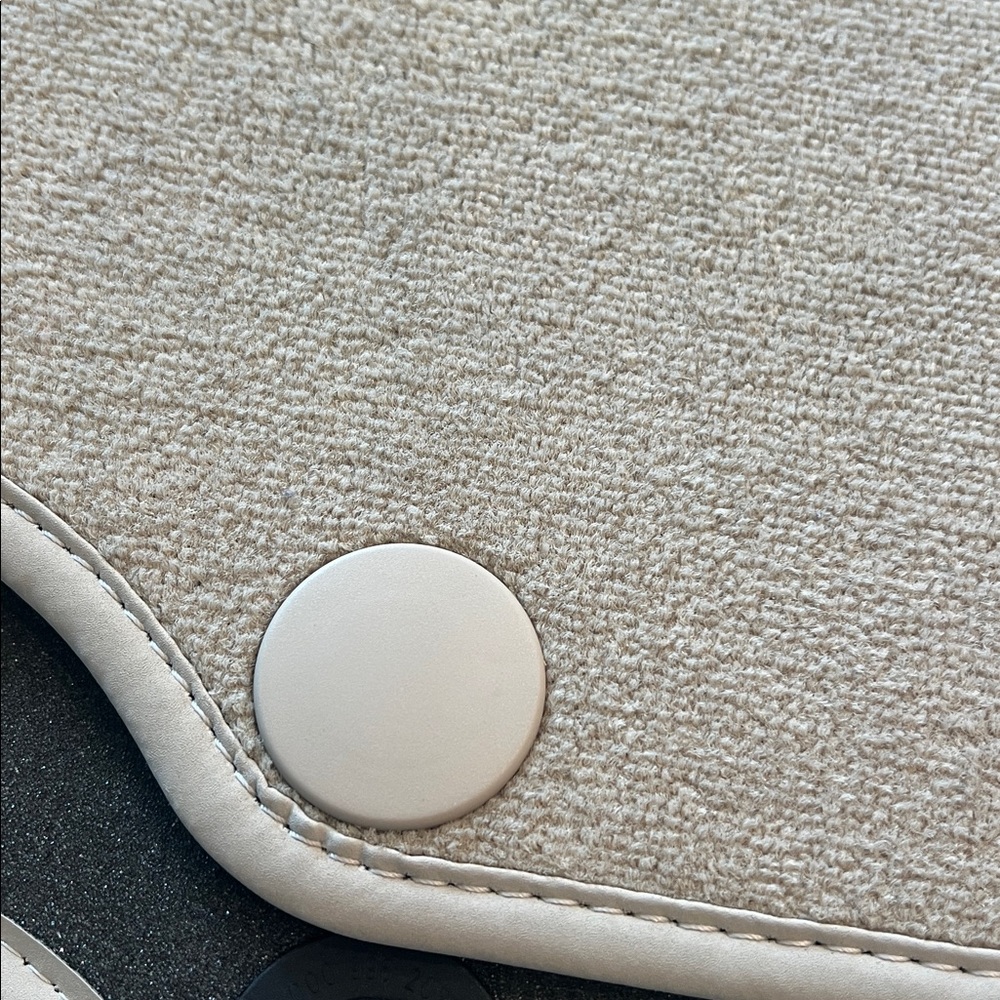 Tan Car Floor Mats. New only 3 pieces as you see on the pictures. No used - Picture 6 of 9